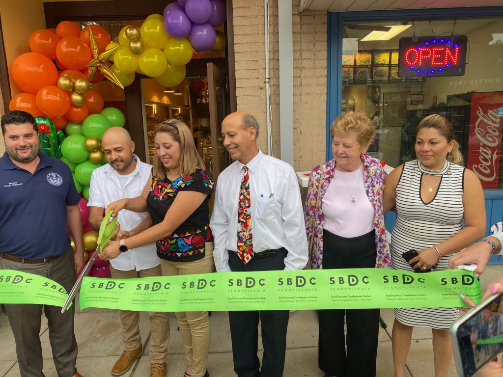owners of Panaderia Jazmin cut the ribbon opening their business in Mt. Lebanon with help from the Pitt SBDC.